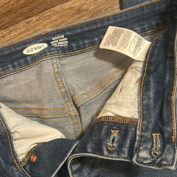 Old Navy Women’s Extra High-Waisted Rockstar 360° Stretch Super-Skinny Jeans - Picture 4 of 7